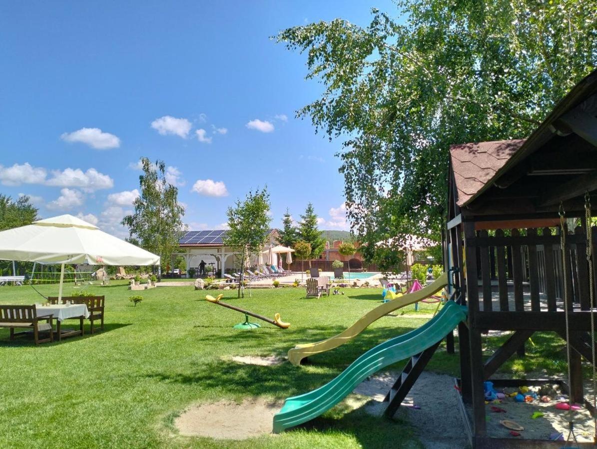 Natura Family Resort Avrig Exterior photo