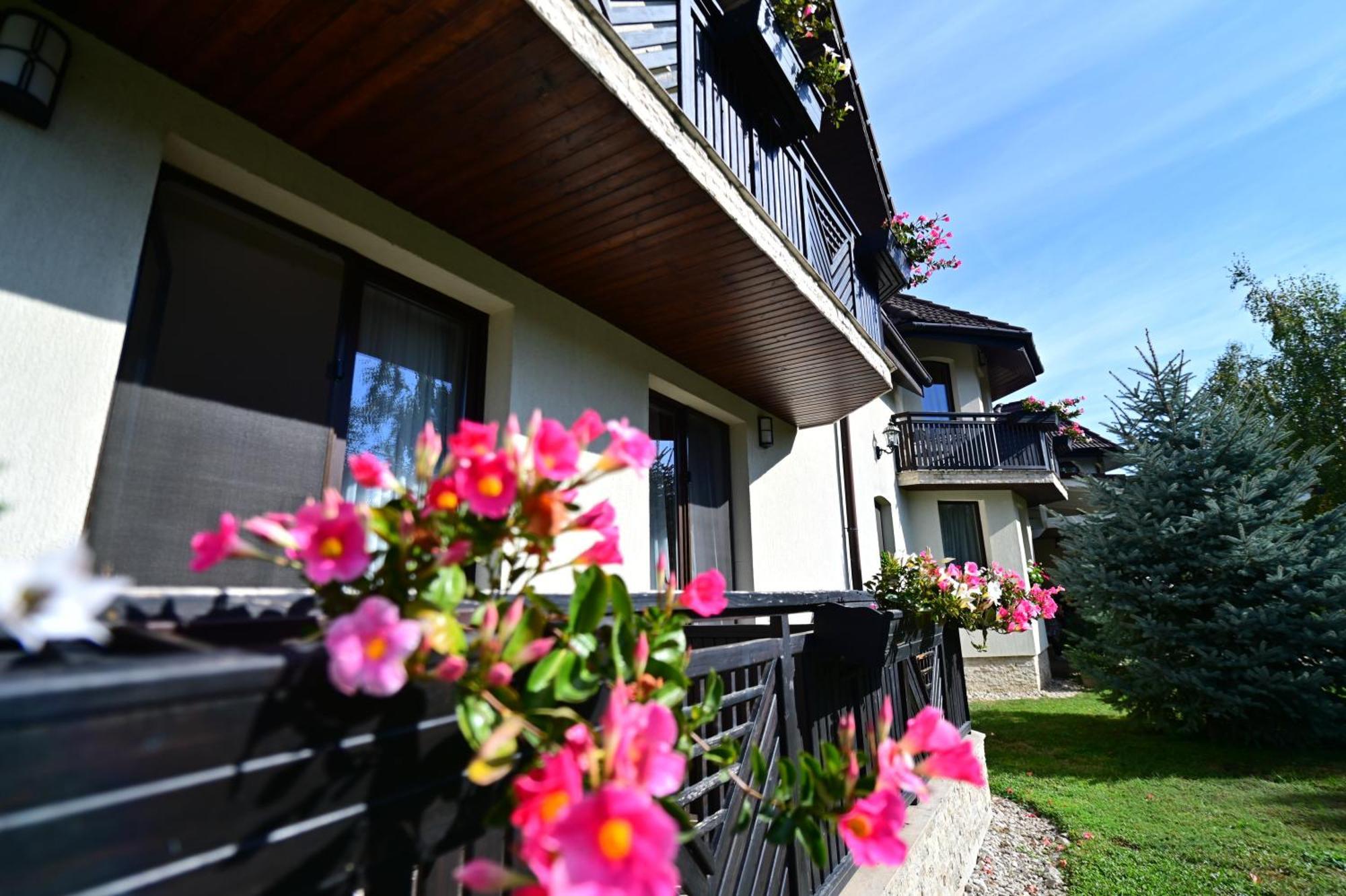 Natura Family Resort Avrig Exterior photo