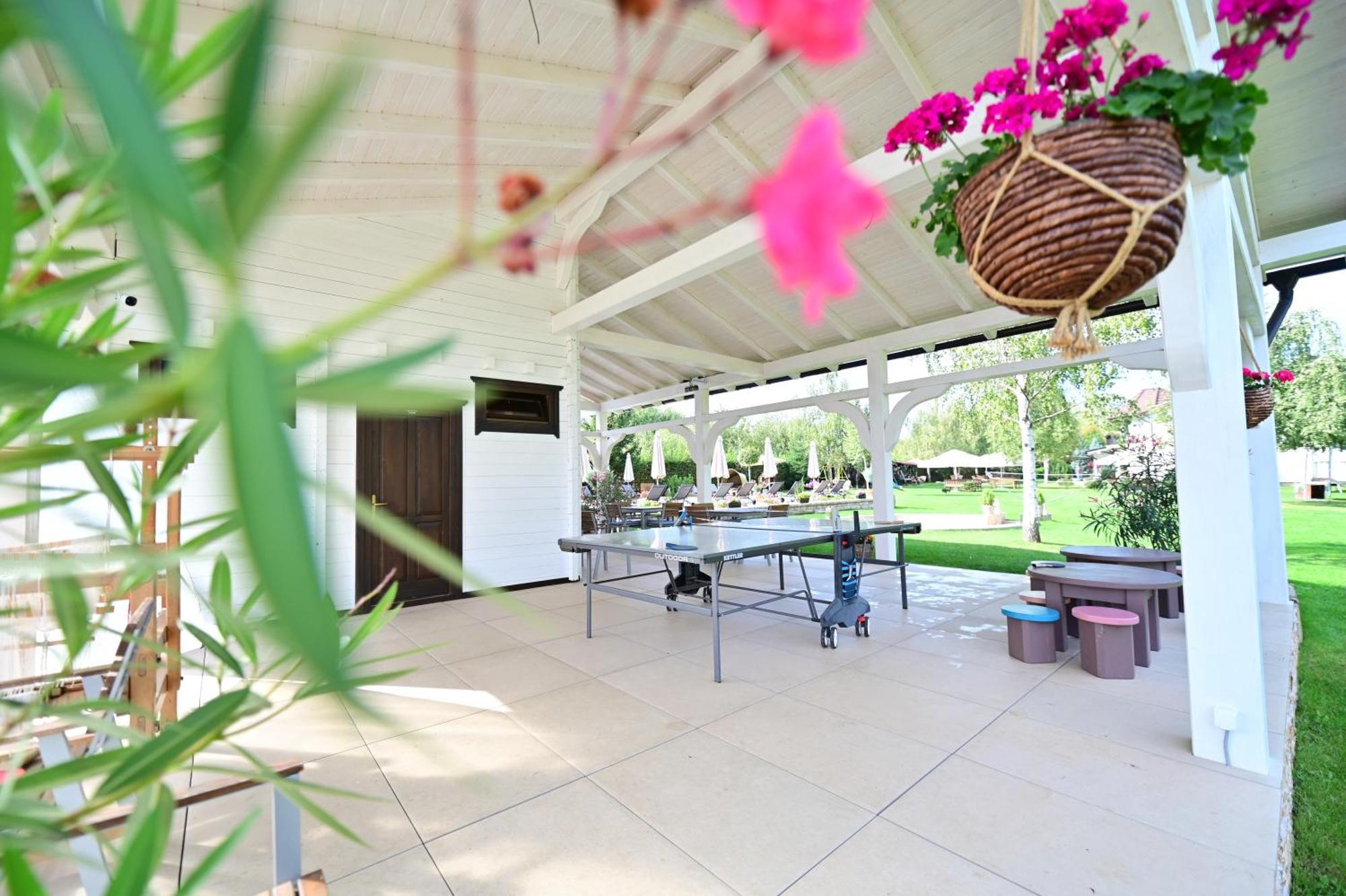Natura Family Resort Avrig Exterior photo